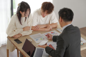 保険や資産運用の相談をするカップル